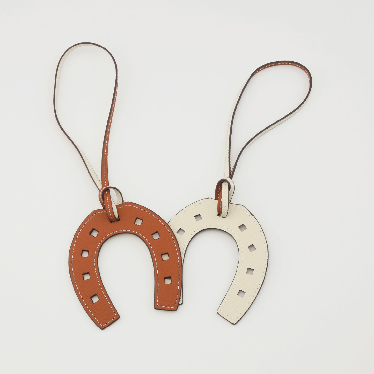 CH-04　HSMチャーム　ゴールド（※ 表裏色が異なる）