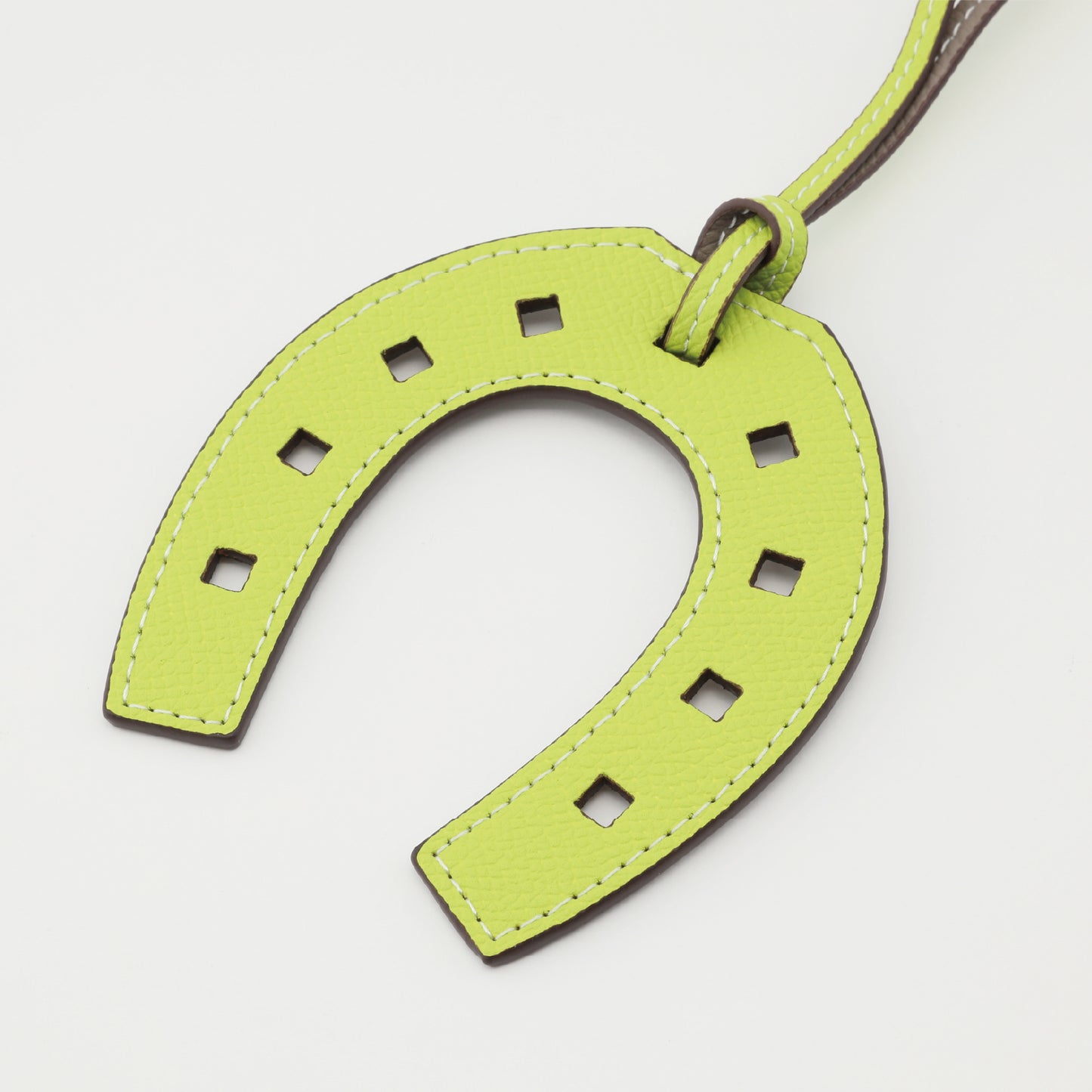 CH-05　HSM　チャーム　ピスタチオグリーン（※ 表裏色が異なる）