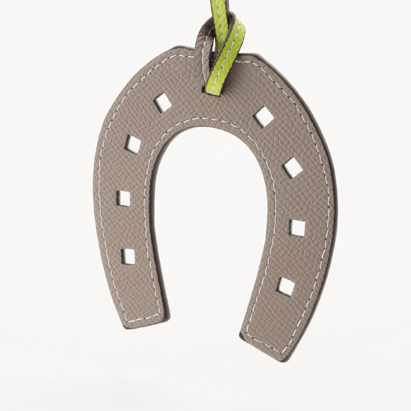 CH-05　HSM　チャーム　ピスタチオグリーン（※ 表裏色が異なる）